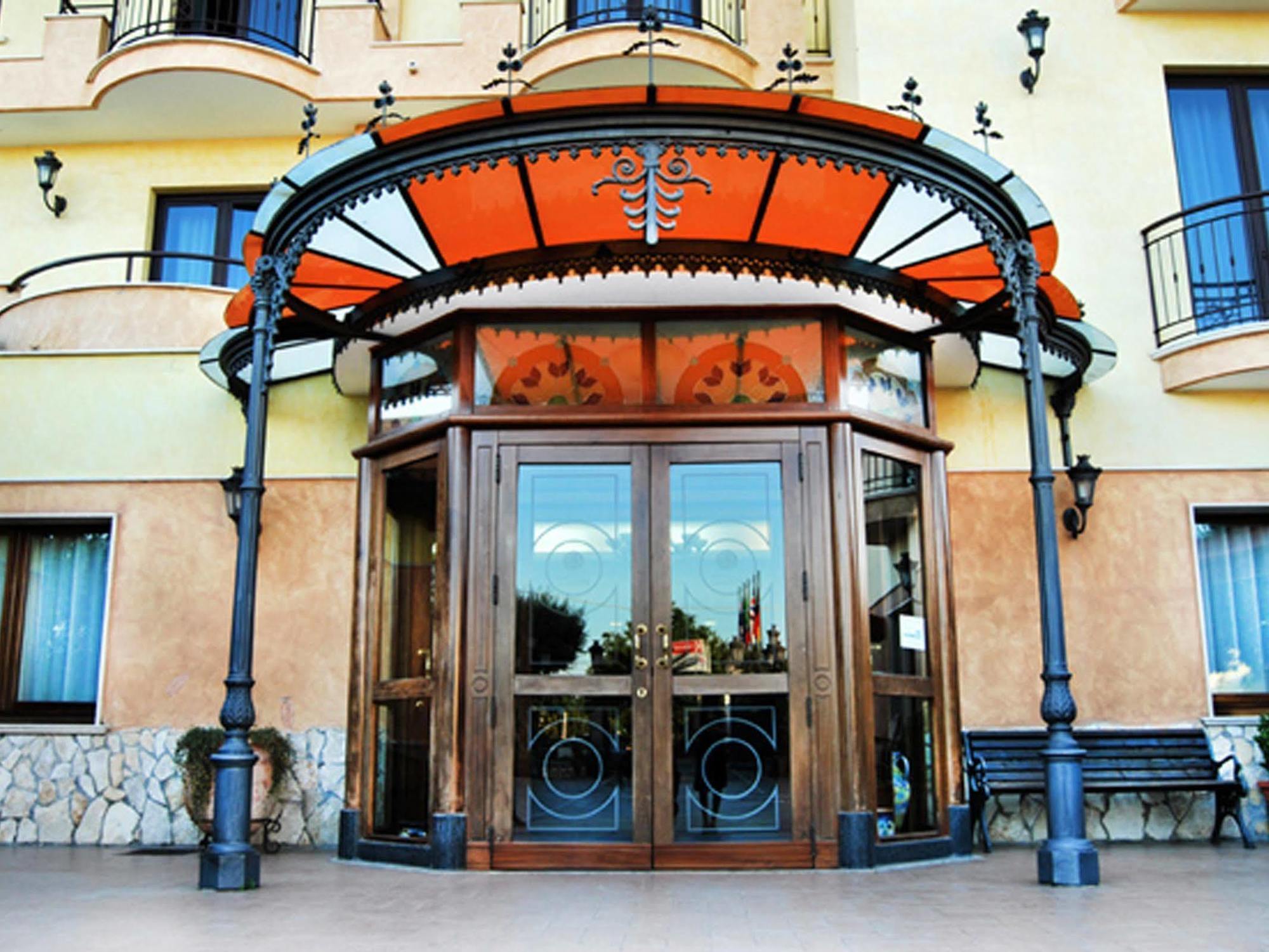ליקולה Hotel La Fayette מראה חיצוני תמונה